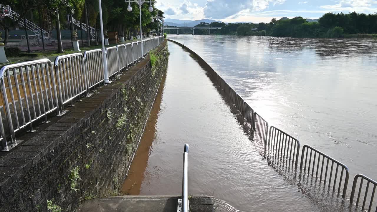 泰国清莱省雨季期间，河水淹没了人行道。视频下载