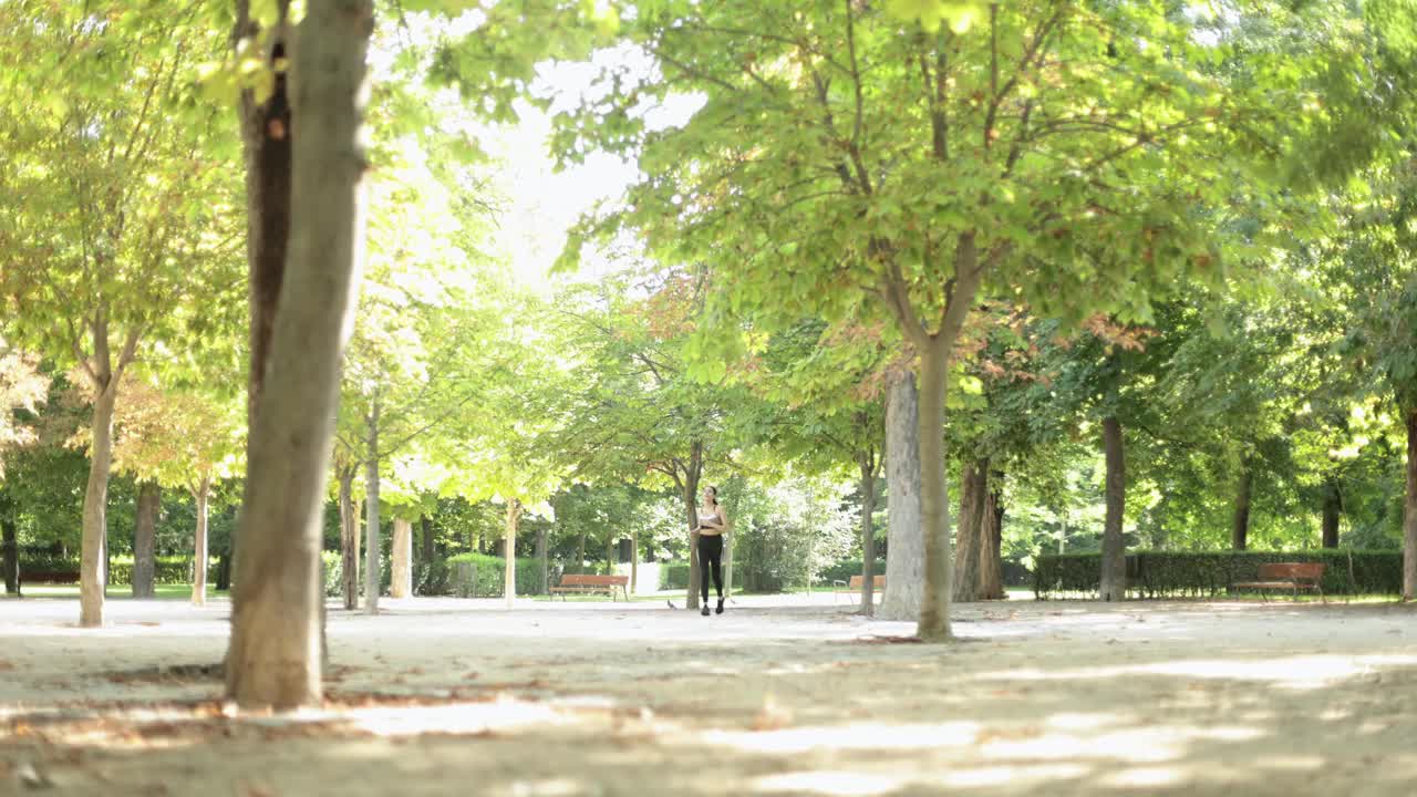 年轻的拉丁裔女子在公园里跑步，过着健康的生活方式。视频下载