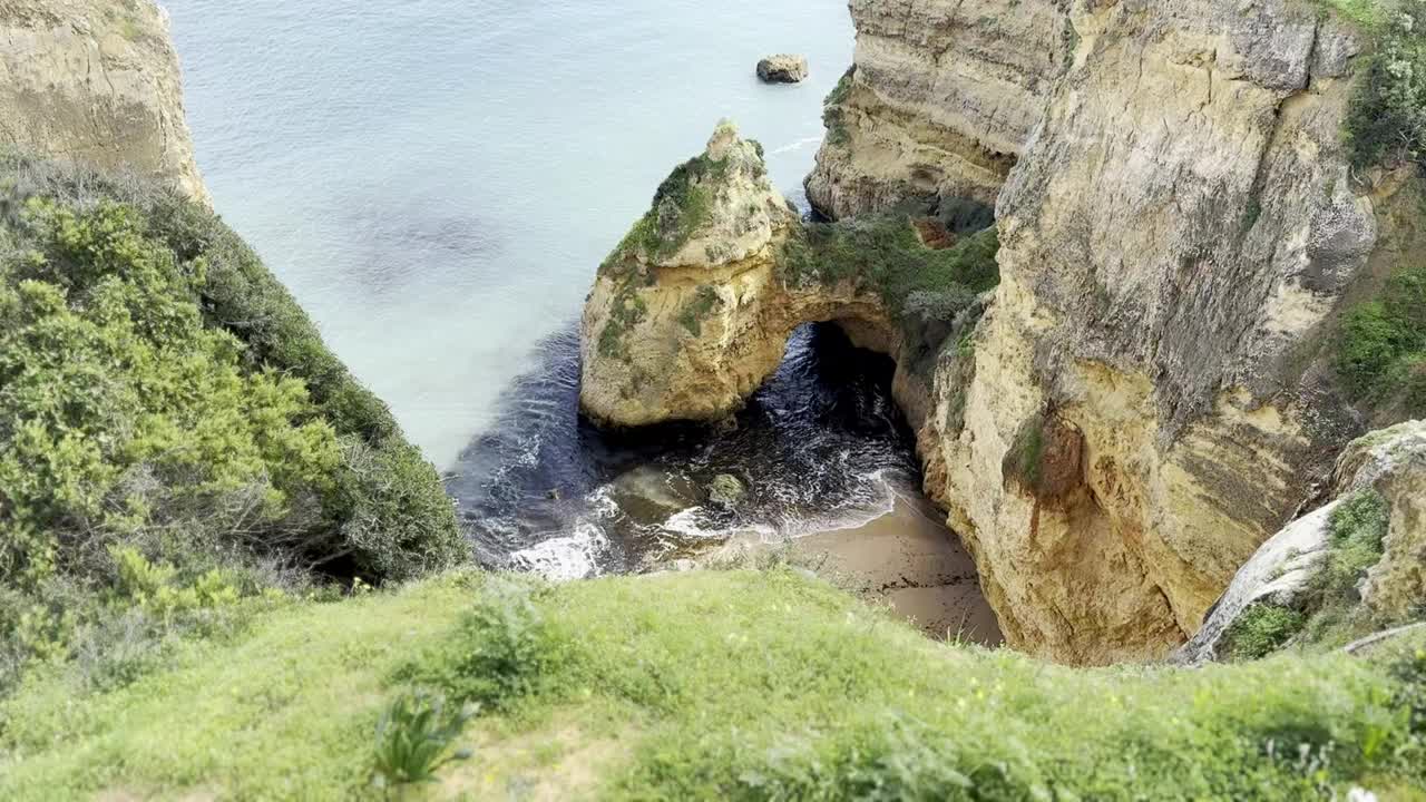 从悬崖上俯瞰大西洋，拉各斯，阿尔加维海岸视频下载