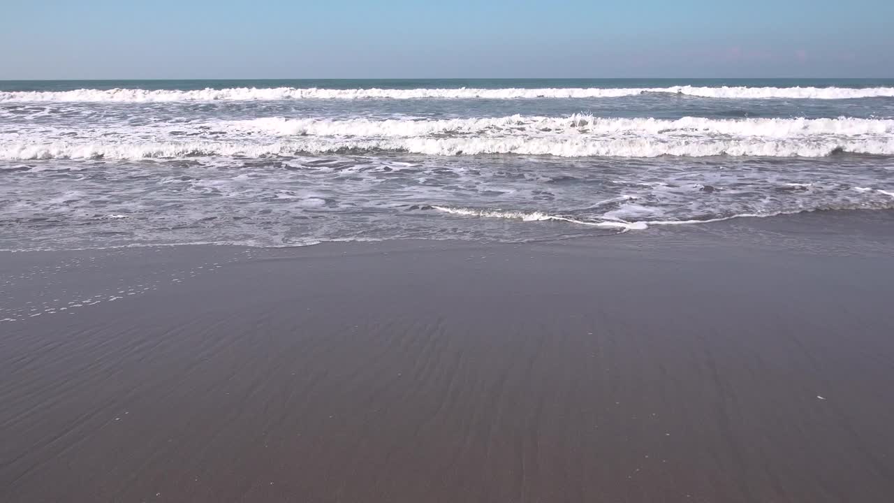 海浪慢慢地涌上海滩视频素材