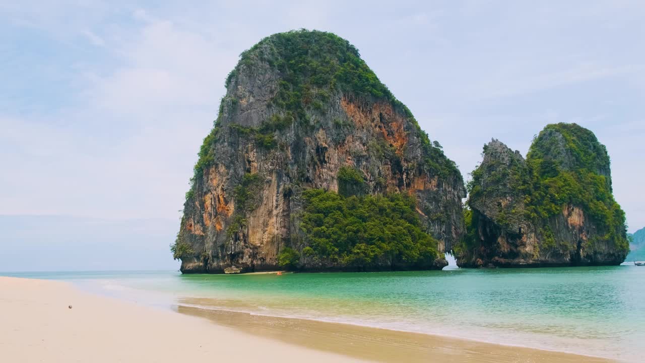 泰国甲米的莱利湾，Phra Nang沙滩和无人的Ko Rang Nok岩石岛。旅游度假的热门度假胜地视频下载