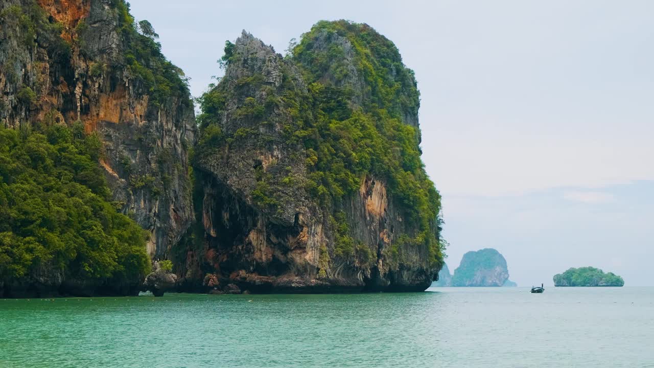 泰国甲米雷莱湾，Phra Nang海滩上的岩石岛。暑假和假期背景视频素材