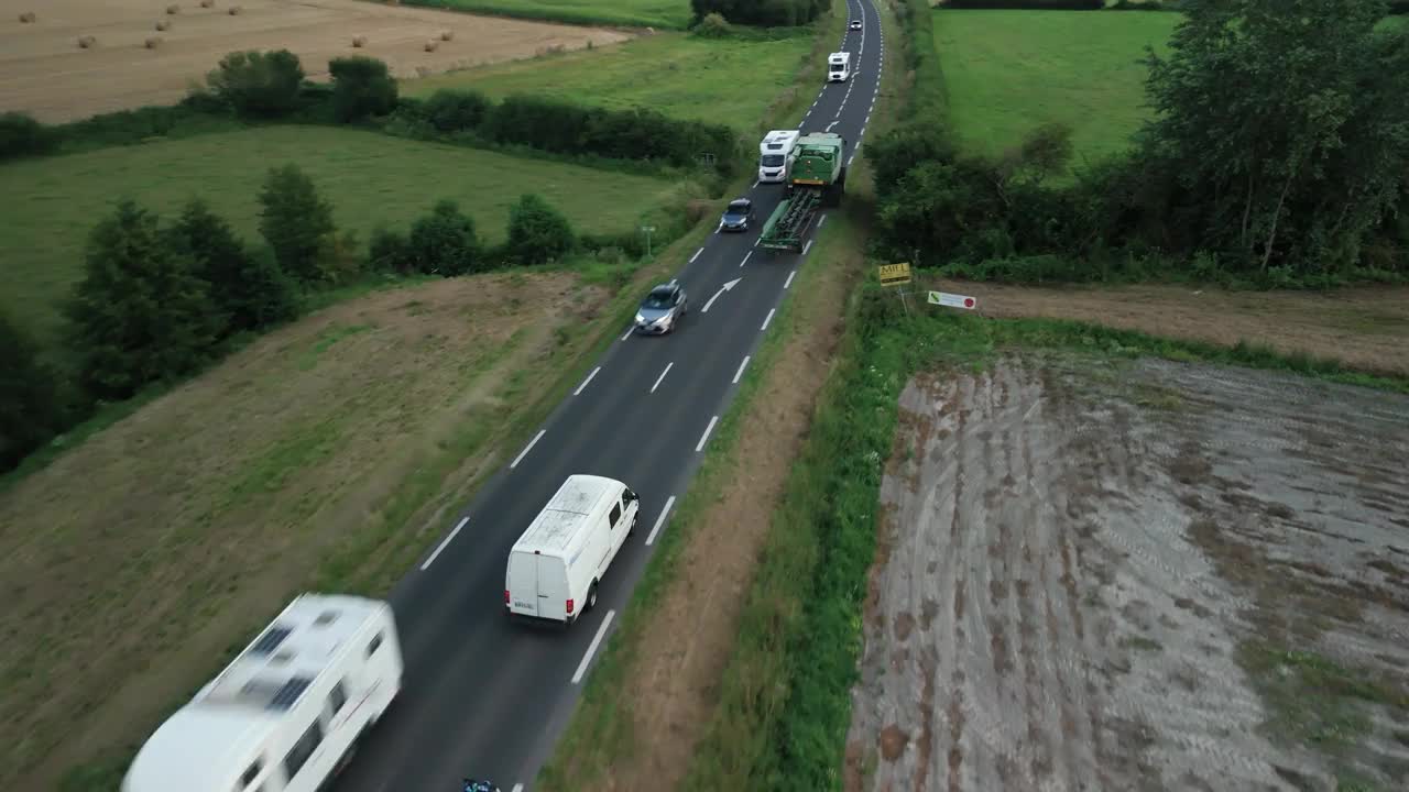 驾车穿过绿色的玉米地:风景优美的乡村公路上的汽车视频素材