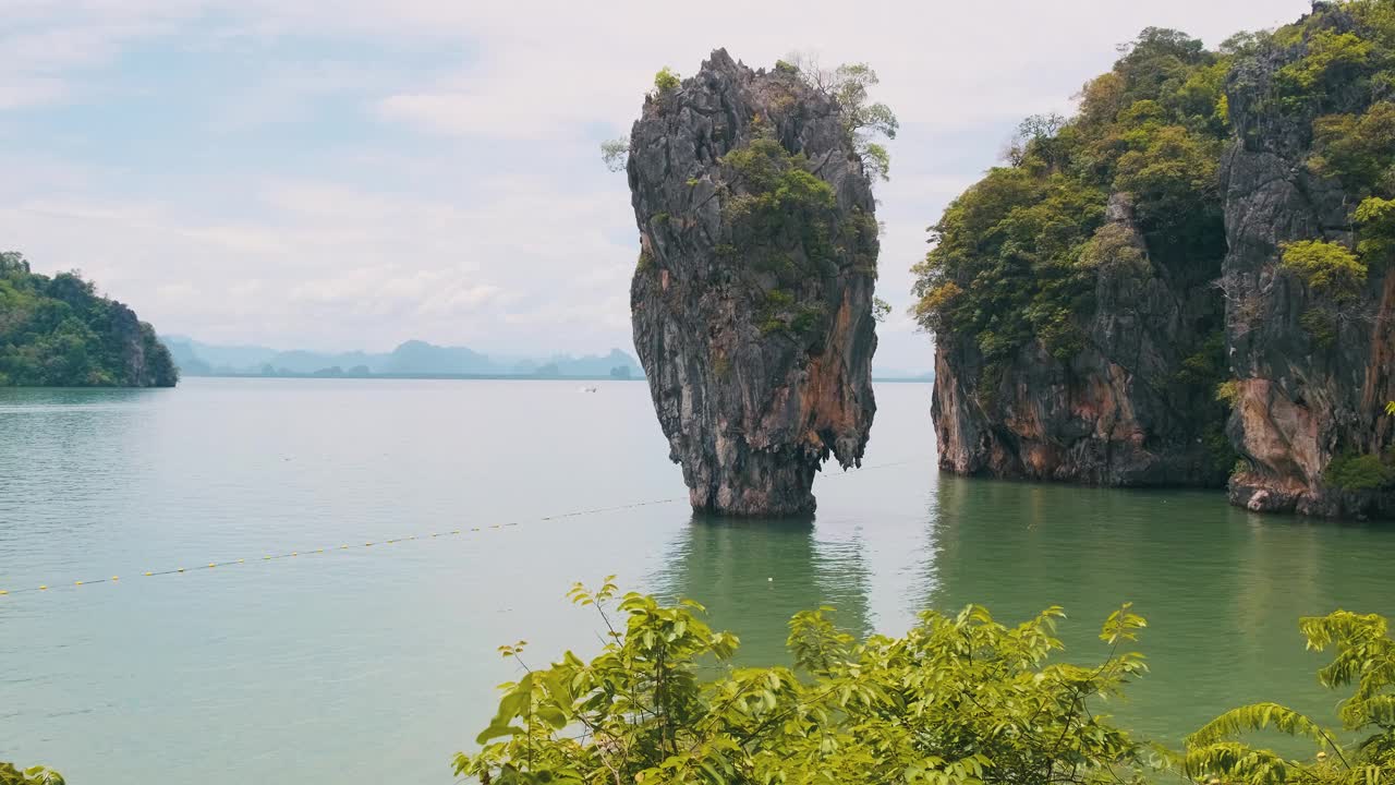 泰国普吉岛附近著名的詹姆斯·邦德岛。泰国攀牙湾的考平坎岛有岩层。是亚洲的热门旅游和旅游目的地视频素材