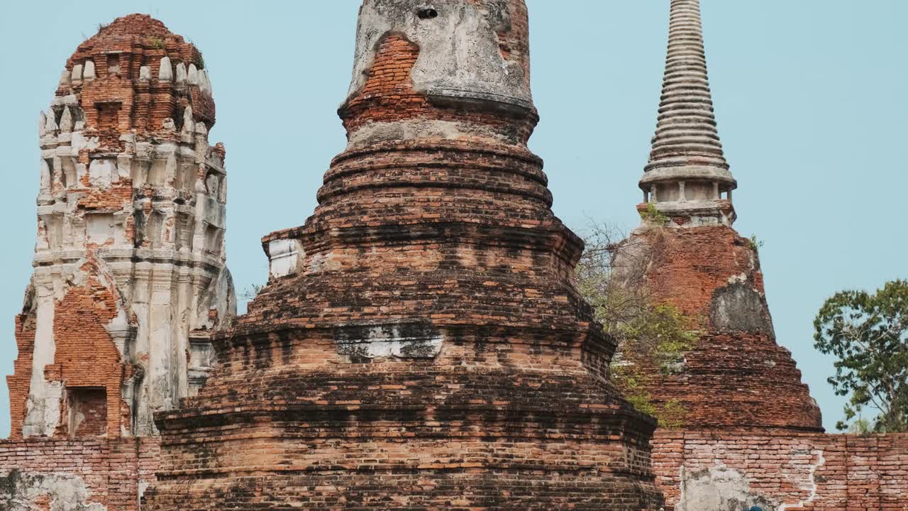 位于亚洲泰国大城府历史公园的摩诃寺。蓝天下的暹罗古都考古遗址上的历史佛教建筑视频下载