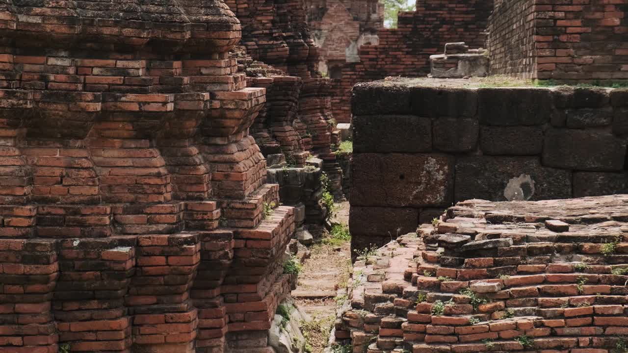 泰国大城府历史公园的古塔和摩诃泰寺遗址。在晴朗的蓝天下，考古遗址上的历史佛塔视频下载