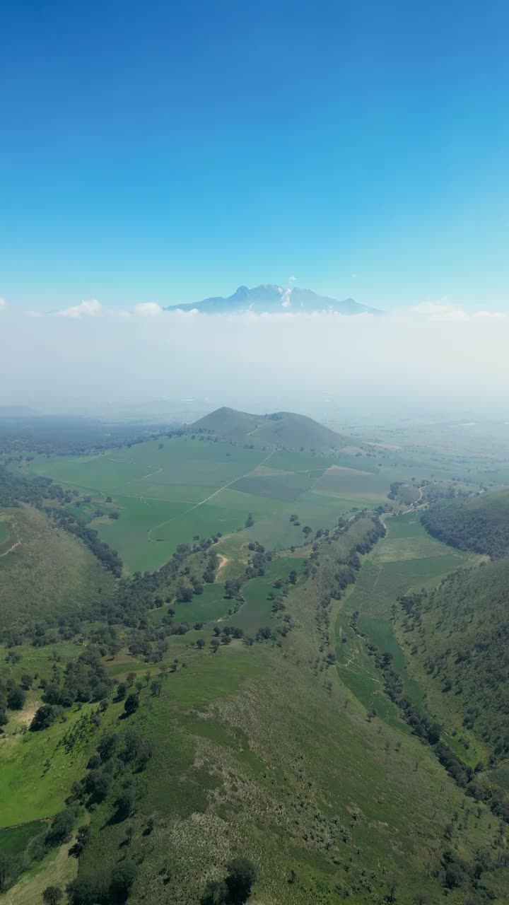 Iztaccihuatl和Popocatepetl火山的航空垂直视频。旅游与自然的概念。视频下载