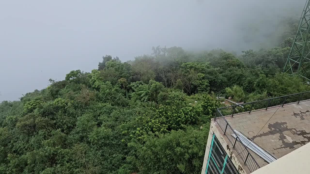 雾天里，越南德宁巴登山的缆车系统。视频下载