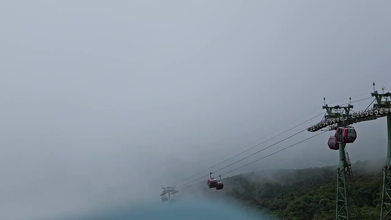 雾天里，越南德宁巴登山的缆车系统。视频素材