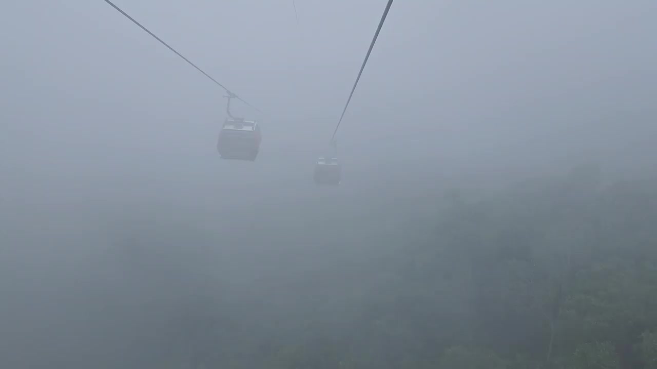 雾天里，越南德宁巴登山的缆车系统。视频素材