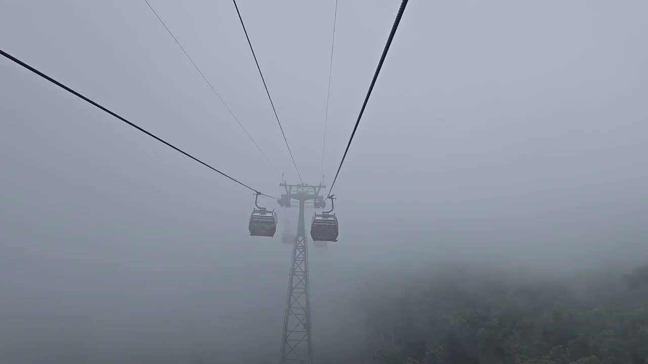 雾天里，越南德宁巴登山的缆车系统。视频下载