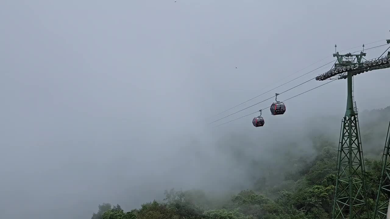 雾天里，越南德宁巴登山的缆车系统。视频下载