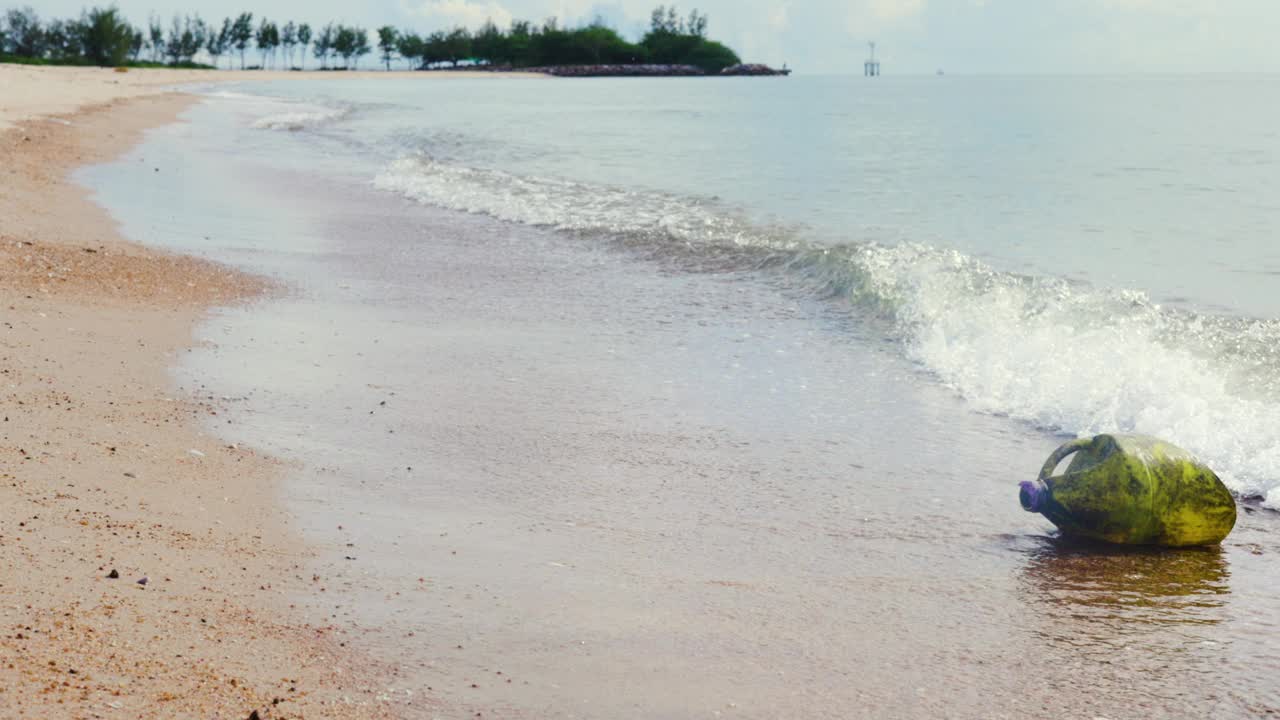 热带海岸的污染视频素材