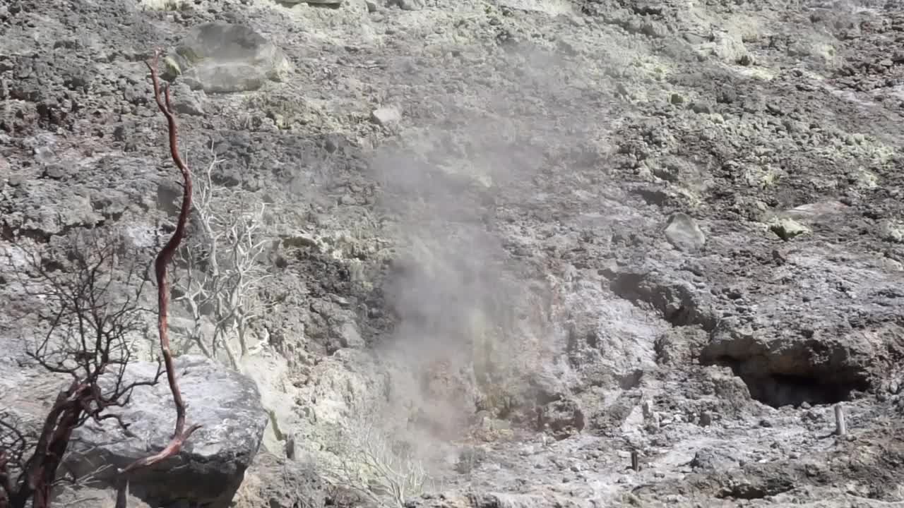 四基塘火山口(kawah Sikidang)上的山丘充满了烟雾和硫磺，是沃诺索博著名的旅游目的地之一。视频素材