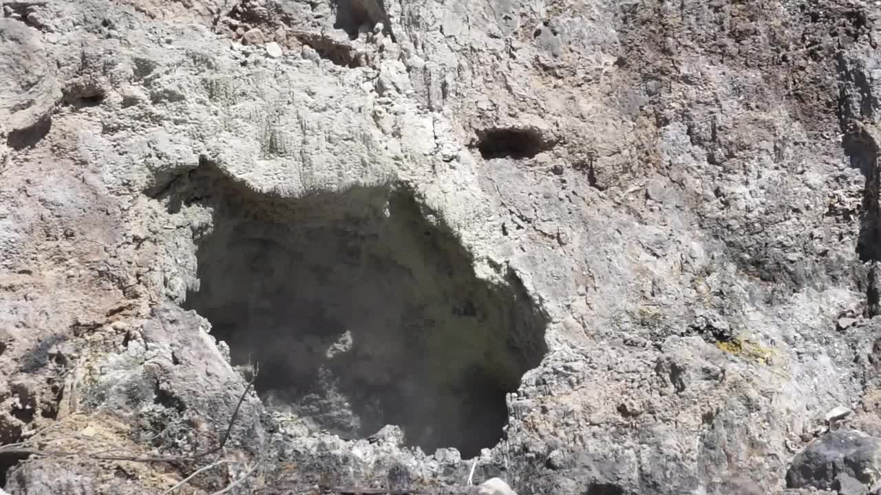 四基塘火山口(kawah Sikidang)上的山丘充满了烟雾和硫磺，是沃诺索博著名的旅游目的地之一。视频下载