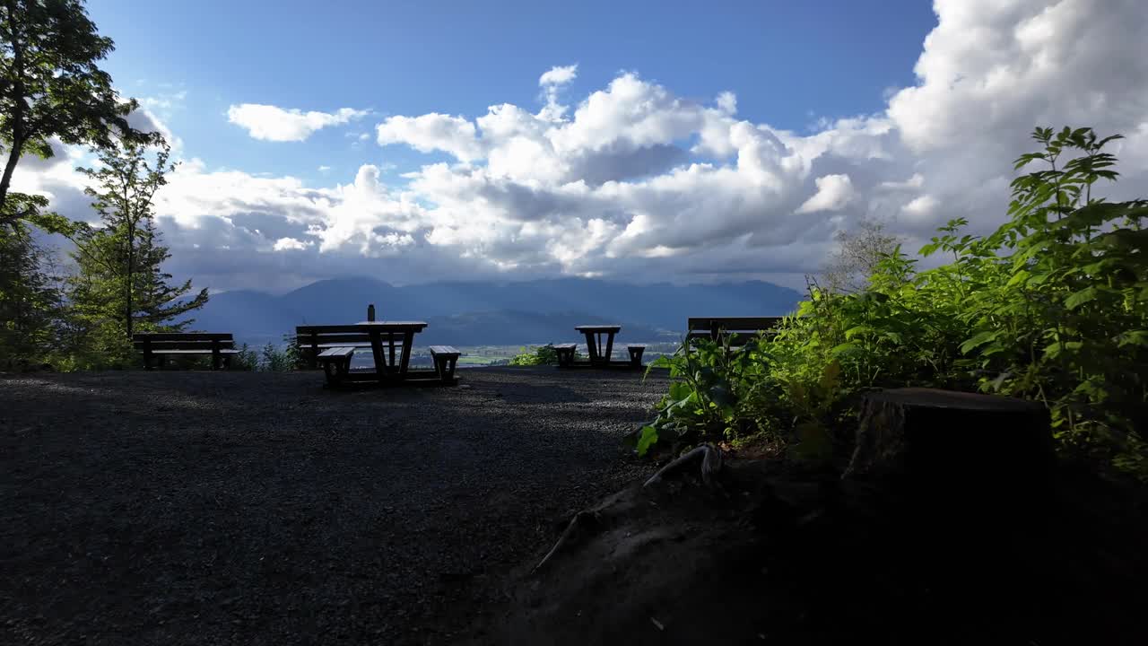 风景秀丽的山景与野餐桌。加拿大不列颠哥伦比亚省的奇利瓦克。视频下载