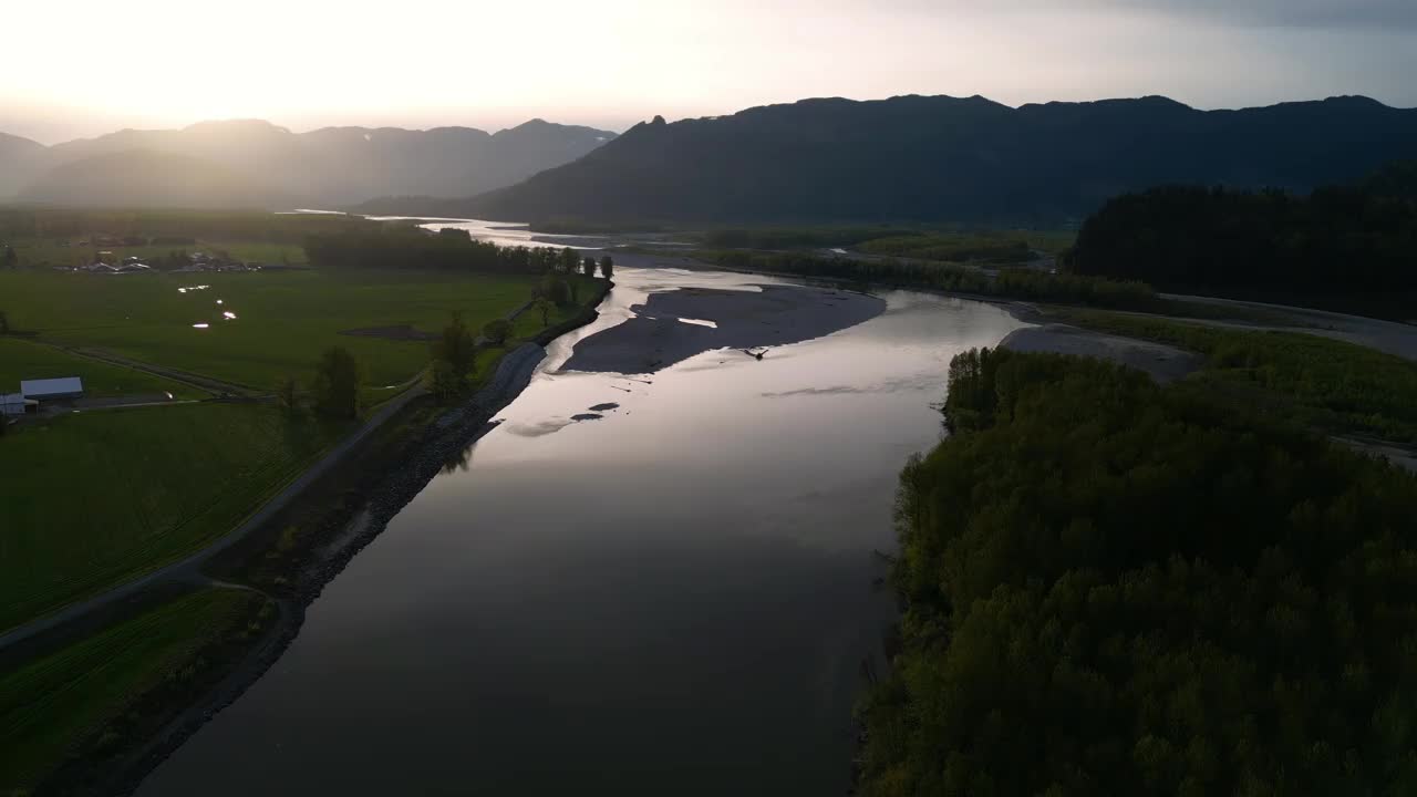 弗雷泽河日落无人机视图。弗雷泽山谷，不列颠哥伦比亚省，加拿大。视频素材