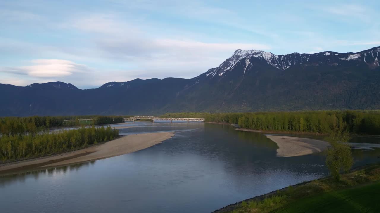 黄昏时分的弗雷泽河与山景。加拿大不列颠哥伦比亚省。视频下载