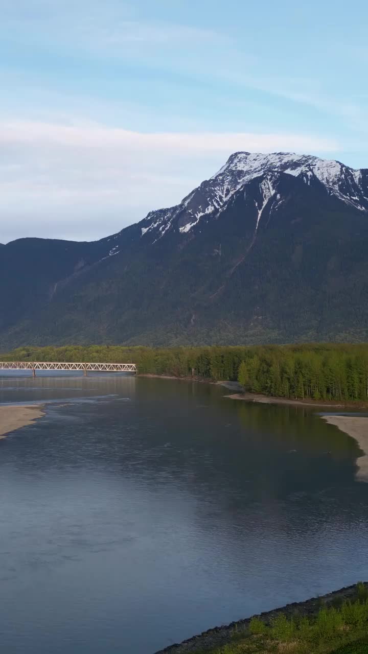 风景秀丽的河流和山景。夏天的季节。加拿大不列颠哥伦比亚省。视频下载