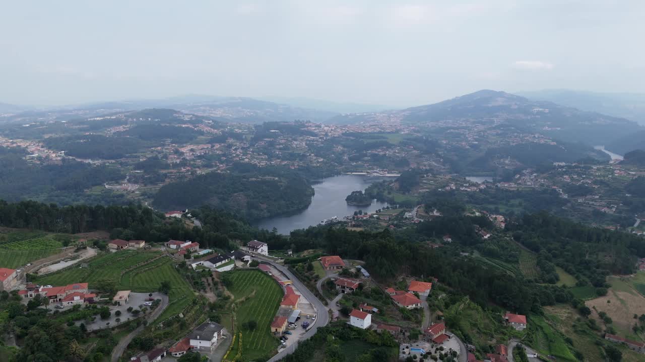 鸟瞰河流蜿蜒穿过葡萄牙佩瓦城堡附近的景观。视频素材