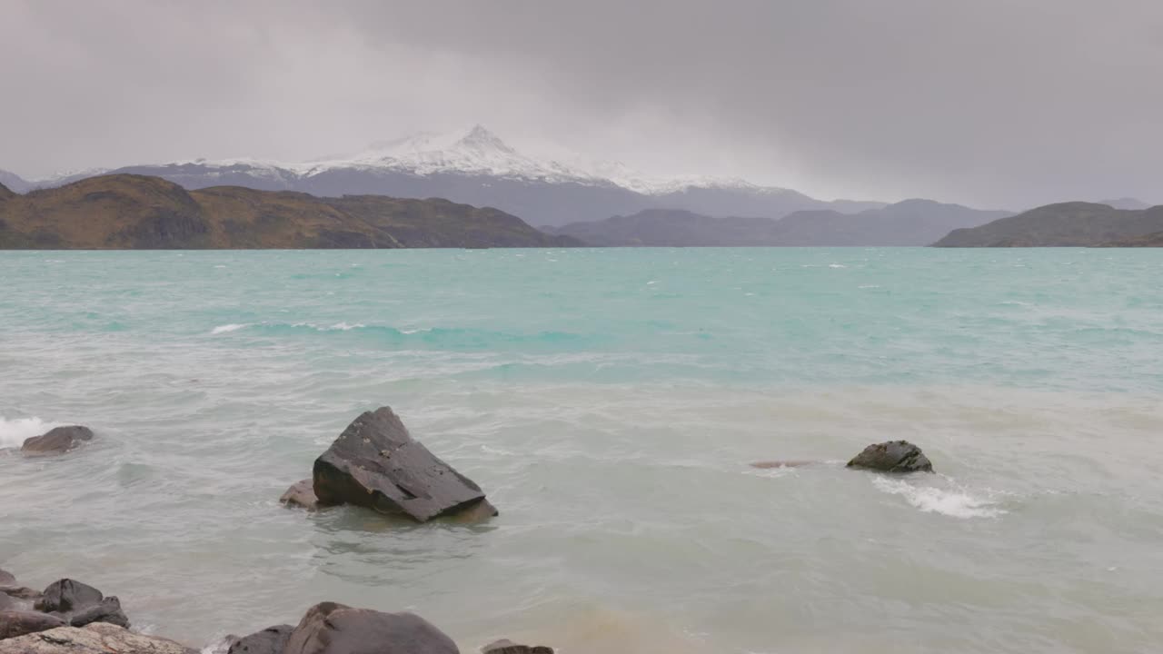 在一个暴风雨的秋天早晨，佩霍湖岸边的岩石视频素材