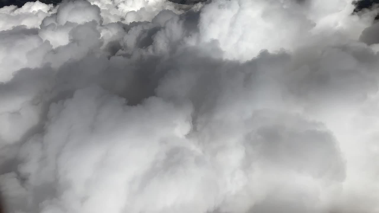 暴风雨云下的壮观天空鸟瞰图视频下载