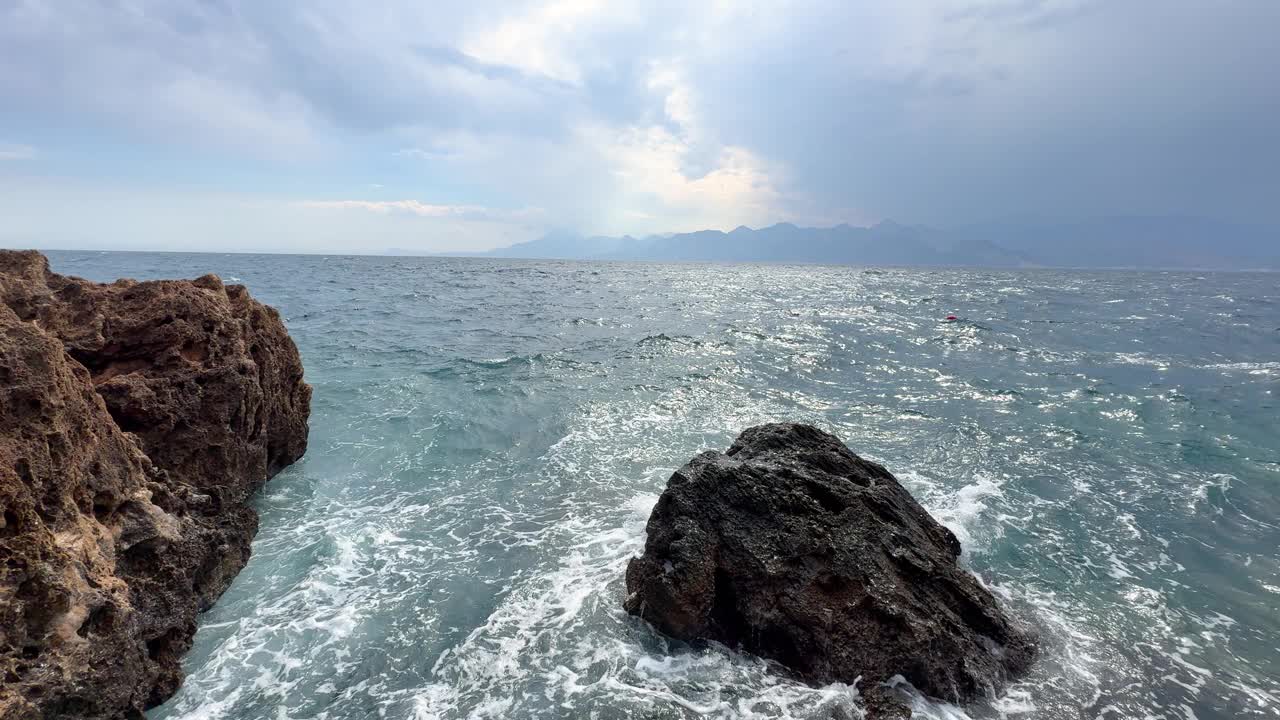 岩石和海浪视频素材