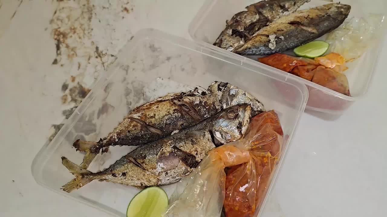 炸鲭鱼配巴东辣酱当地美食叫巴拉多炸鲭鱼ikan kembung，健康食品背景概念，食物配方，烤鱼，炸鱼视频下载