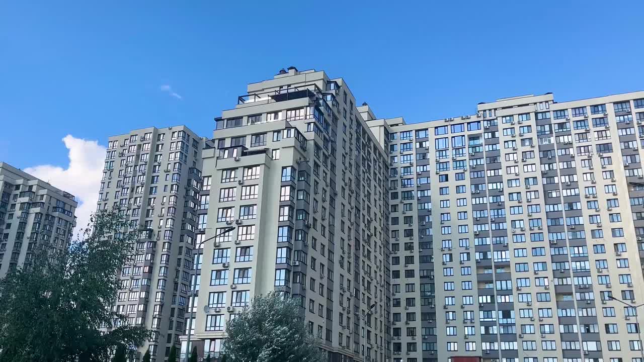 大型多层住宅建筑。全景。城市建筑。视频下载