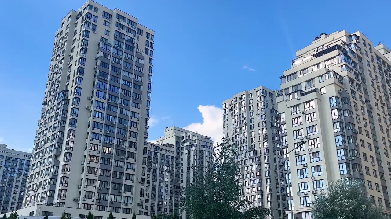 大型多层住宅建筑。全景。城市建筑。视频下载