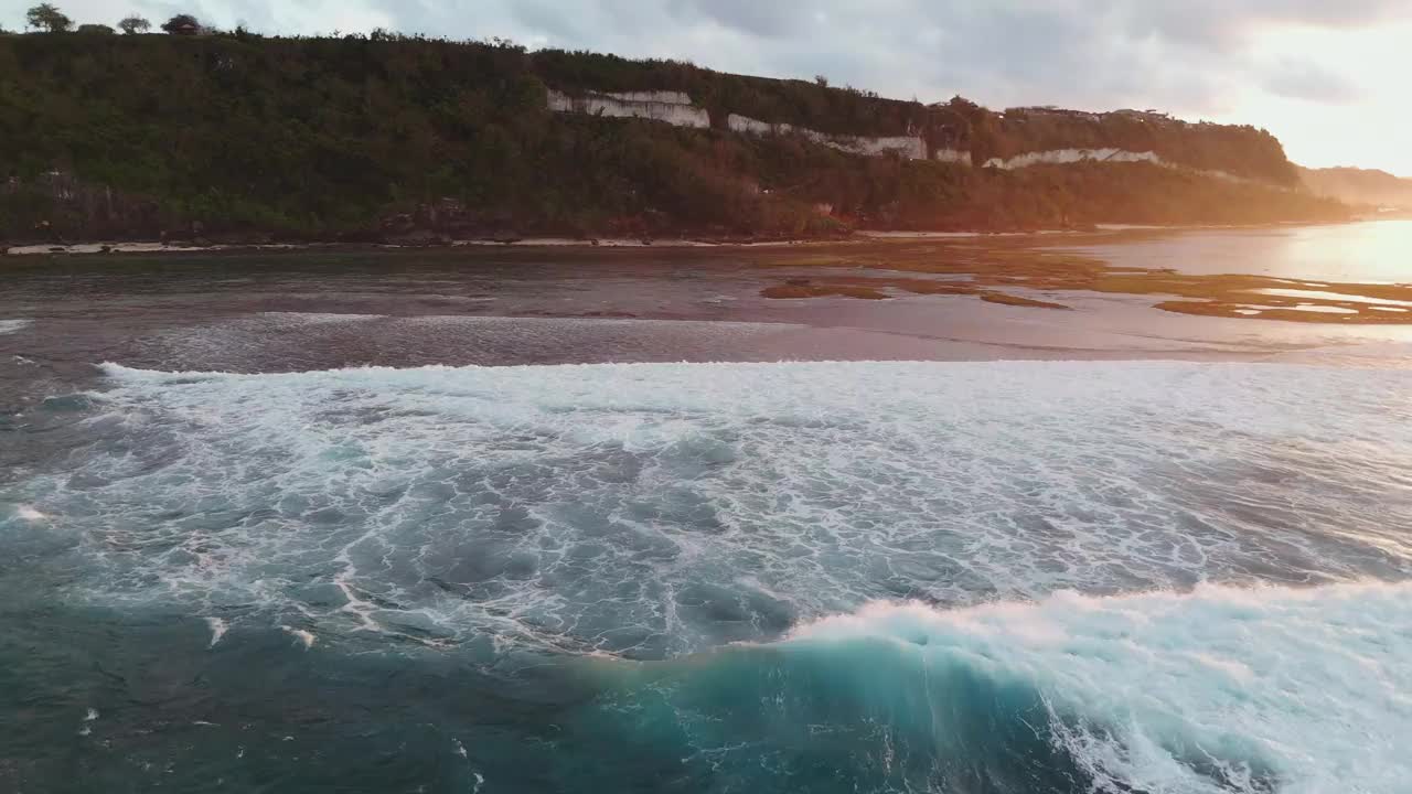 巴厘岛海岸线，海洋在低潮和日出的音调。无人机的观点视频下载