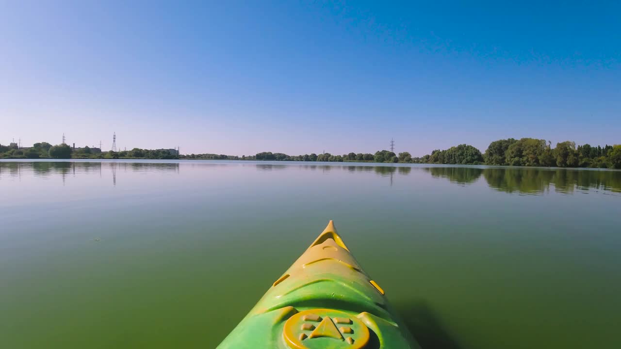 在一个阳光明媚的夏日，在碧绿的河水上划皮艇，POV视频下载