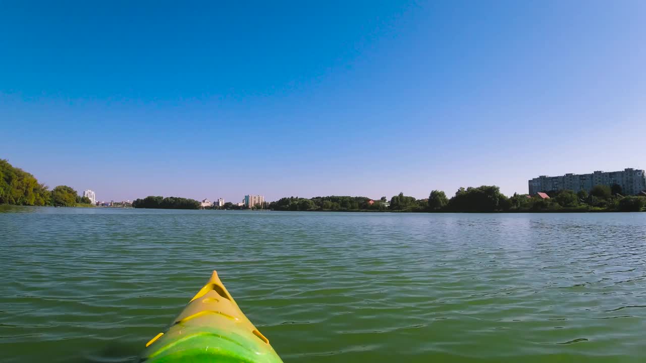 在一个阳光明媚的夏日，在碧绿的河水上划皮艇，POV视频下载