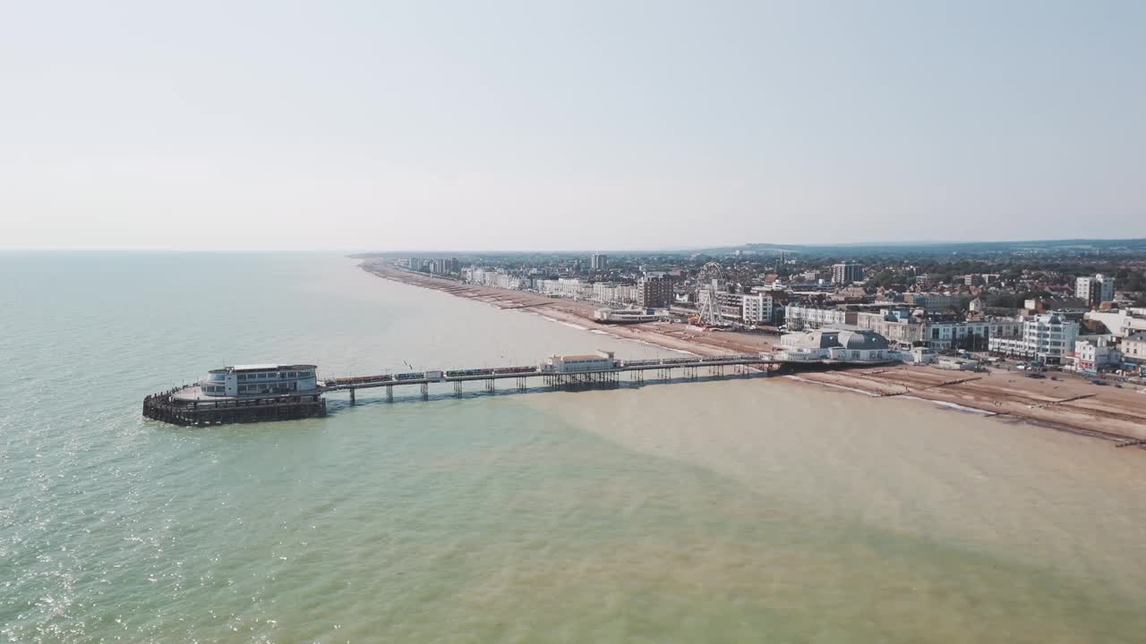 英国，沃辛:俯瞰英格兰城市，大西洋边的宽阔海滩和沃辛码头视频下载