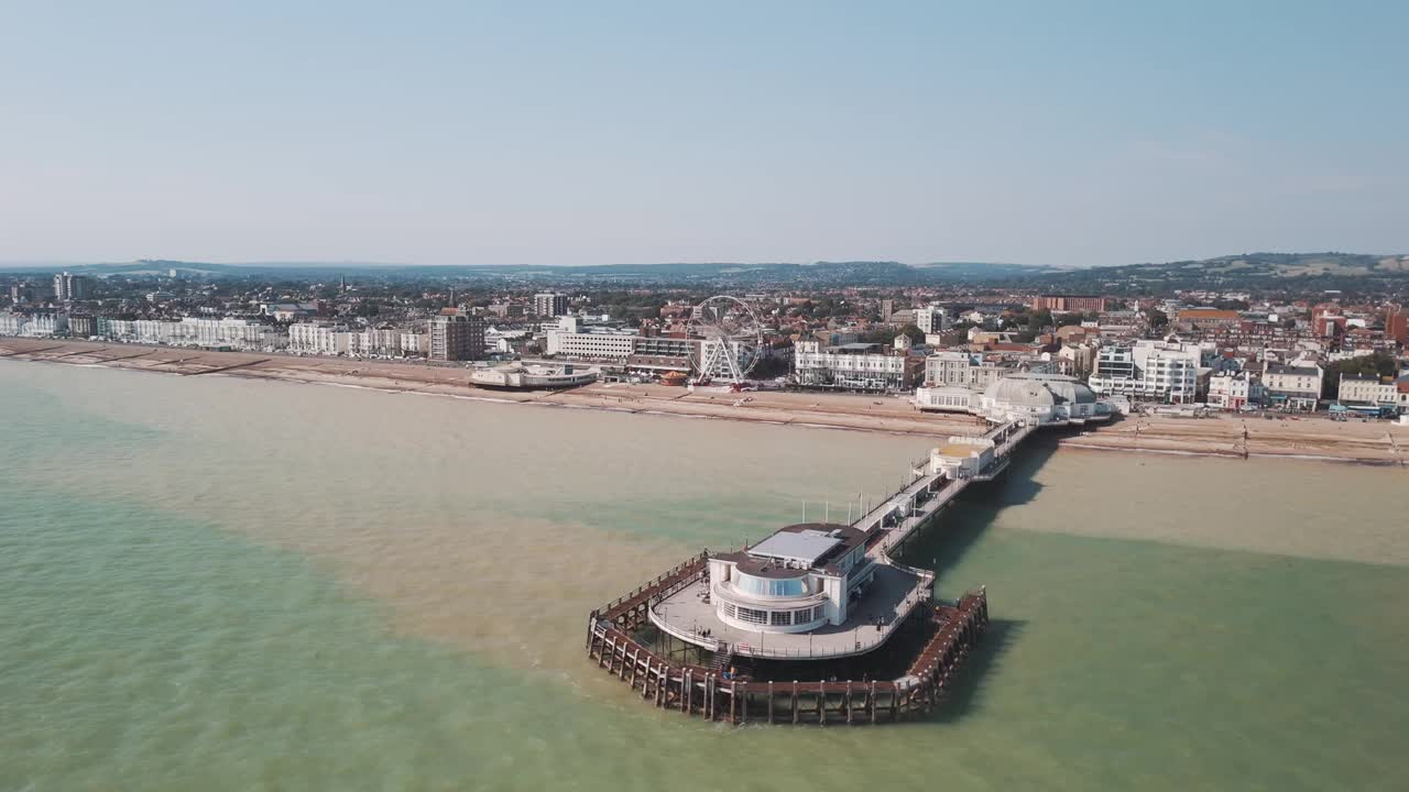 英国，沃辛:俯瞰英格兰城市，大西洋边的宽阔海滩和沃辛码头视频下载