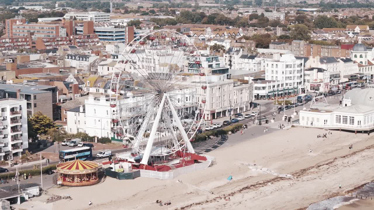 英国，沃辛:俯瞰英格兰城市，大西洋边的宽阔海滩和沃辛码头视频下载