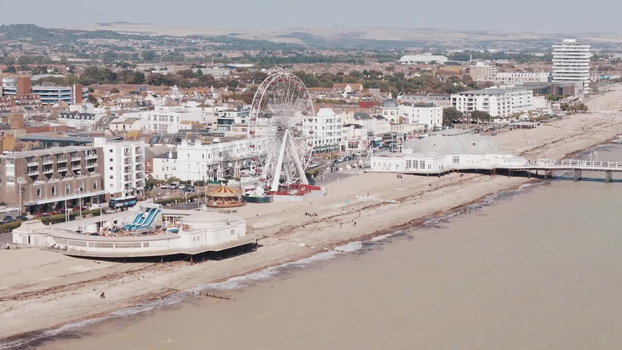 英国，沃辛:俯瞰英格兰城市，大西洋边的宽阔海滩和沃辛码头视频下载