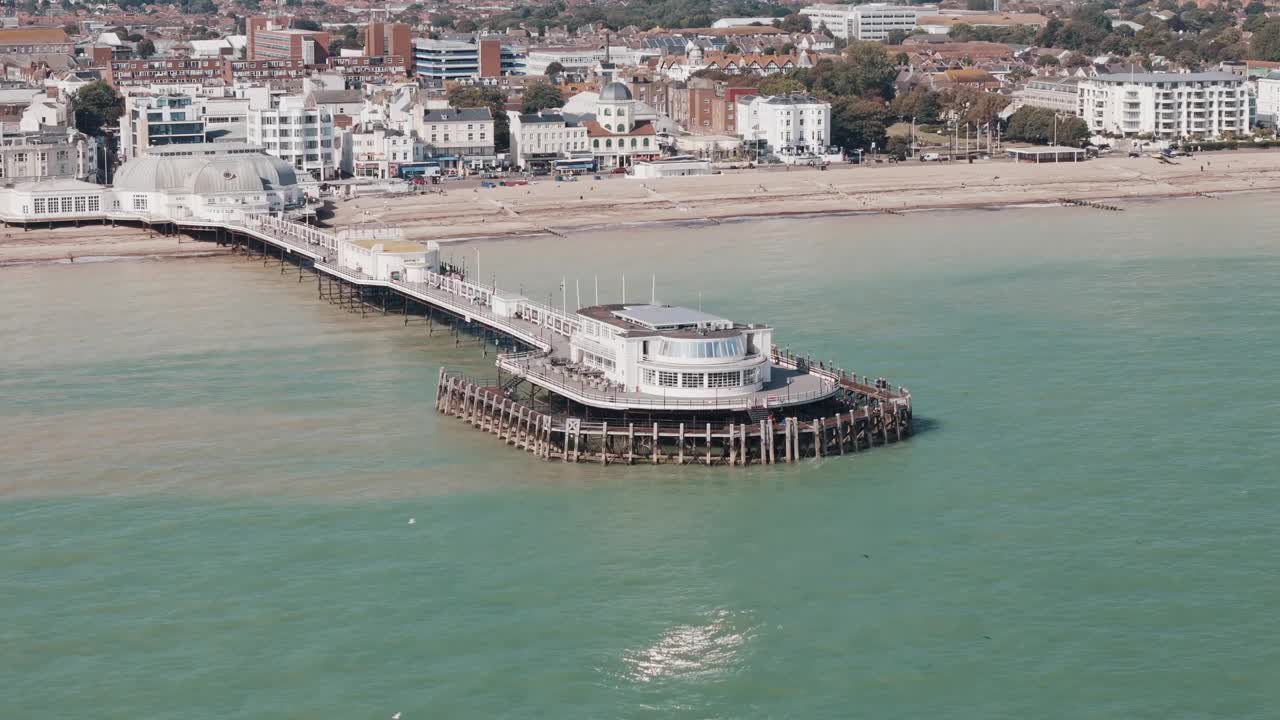 英国，沃辛:俯瞰英格兰城市，大西洋边的宽阔海滩和沃辛码头视频下载