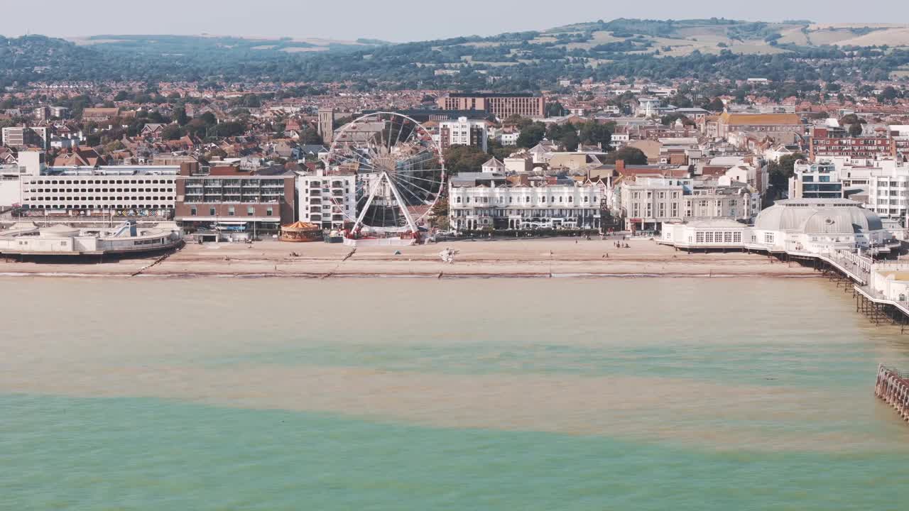 英国，沃辛:俯瞰英格兰城市，大西洋边的宽阔海滩和沃辛码头视频下载