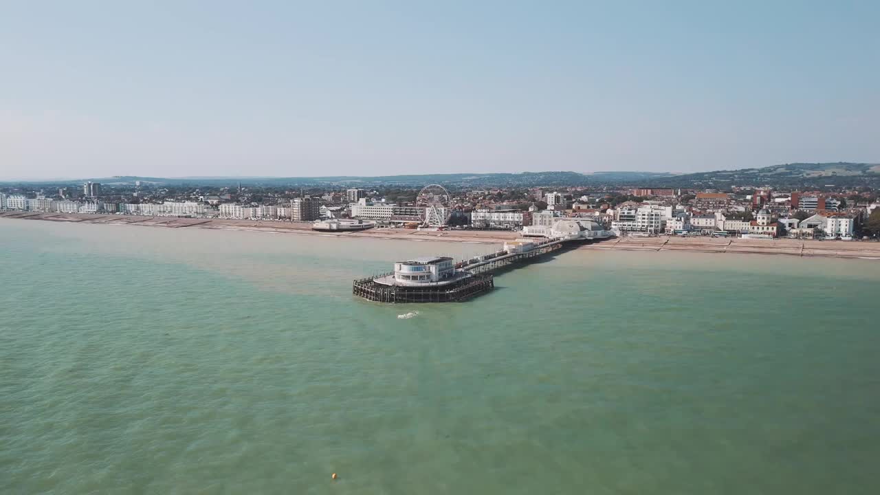 英国，沃辛:俯瞰英格兰城市，大西洋边的宽阔海滩和沃辛码头视频下载