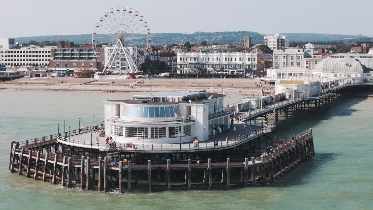 英国，沃辛:俯瞰英格兰城市，大西洋边的宽阔海滩和沃辛码头视频下载