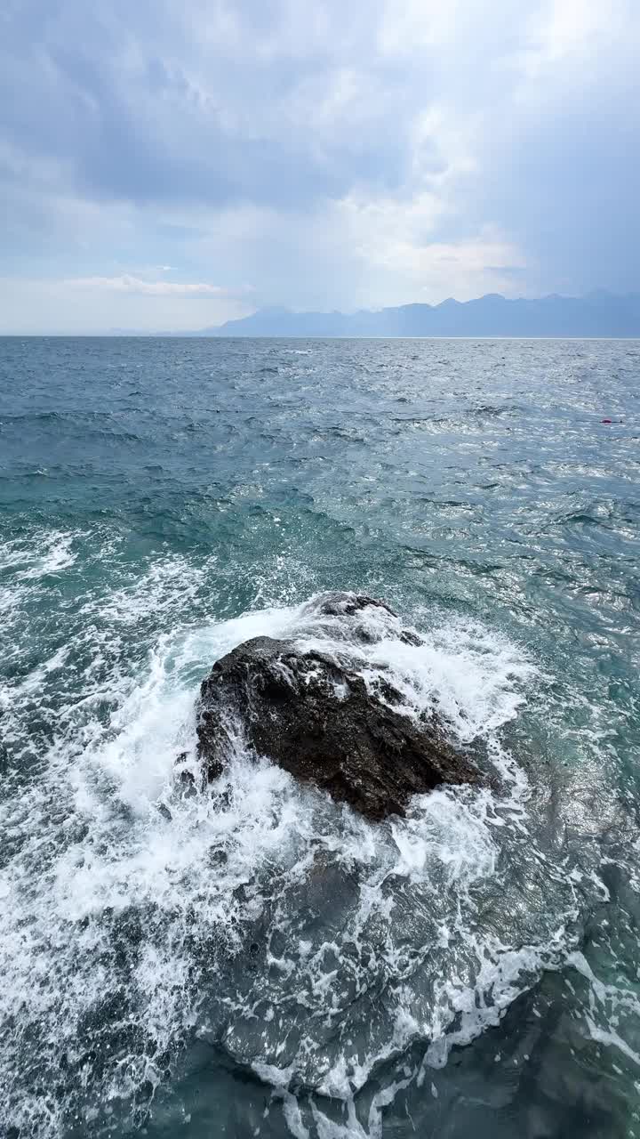 美丽的岩石和海浪视频素材