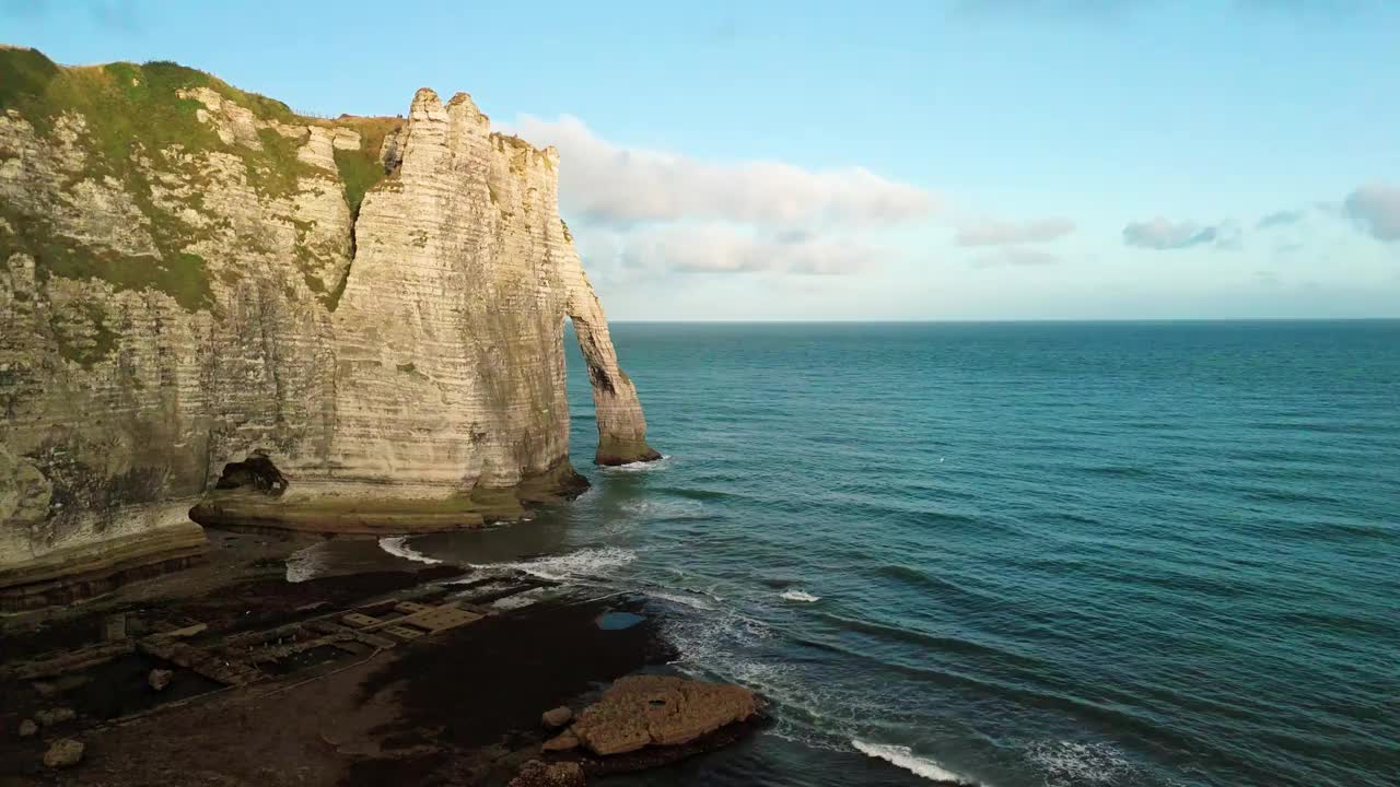 空中冒险:飞越Étretat，诺曼底的悬崖视频下载