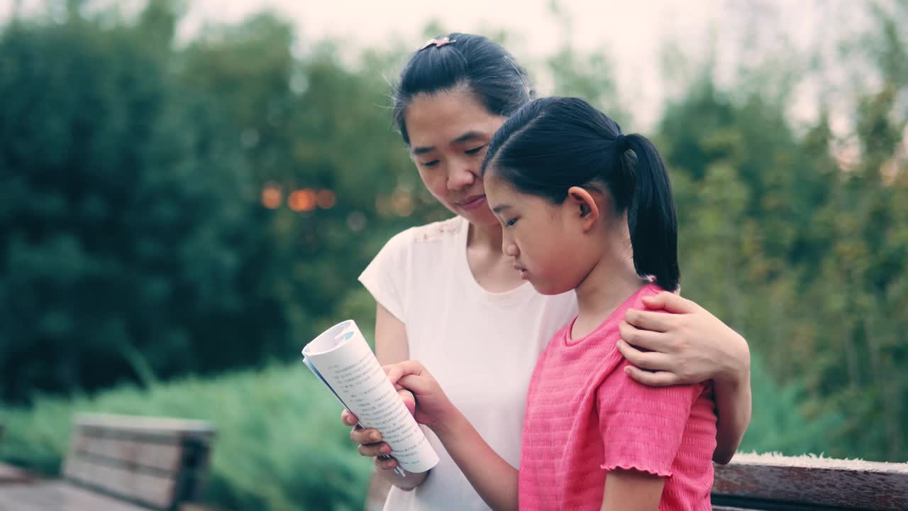 妈妈陪女儿学习视频素材