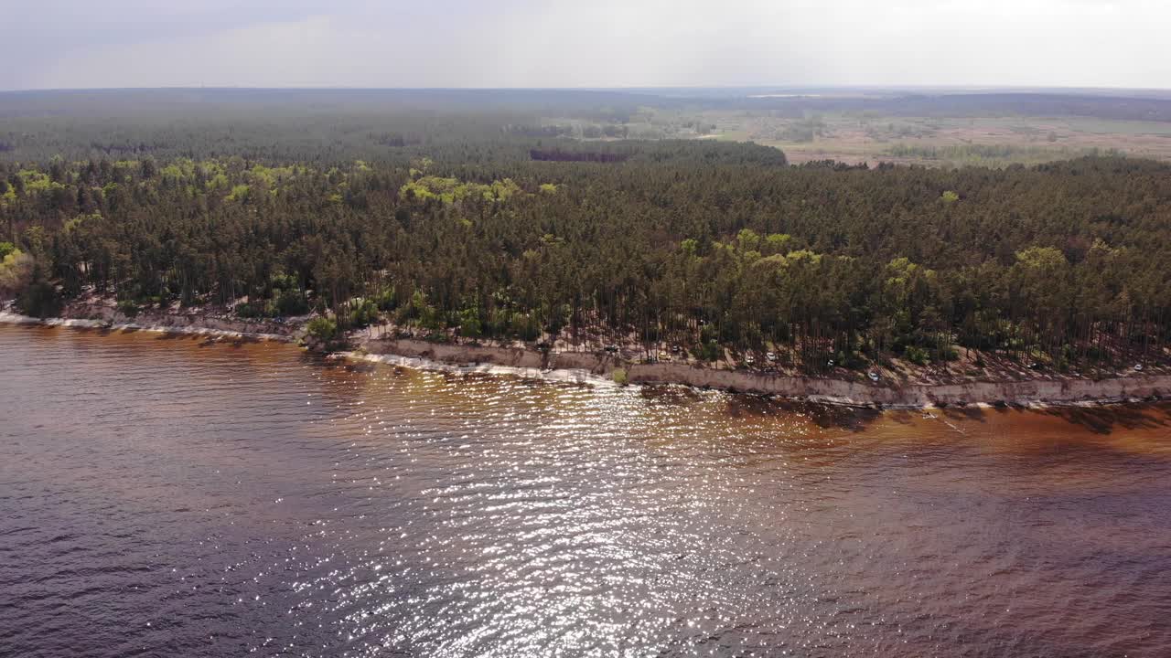 鸟瞰图海岸线夏季景观美丽的河流视频下载