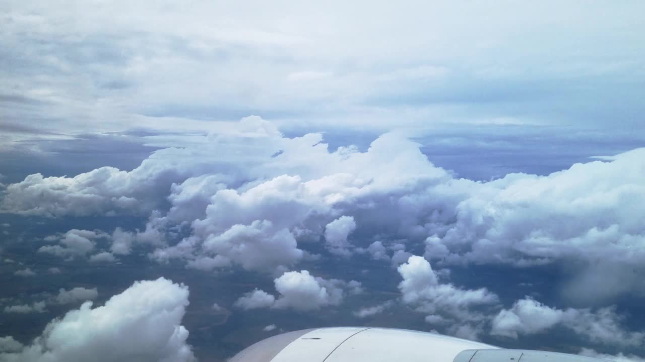 从飞机窗口鸟瞰积云——宁静的天空和云景的旅行灵感和航空视频下载