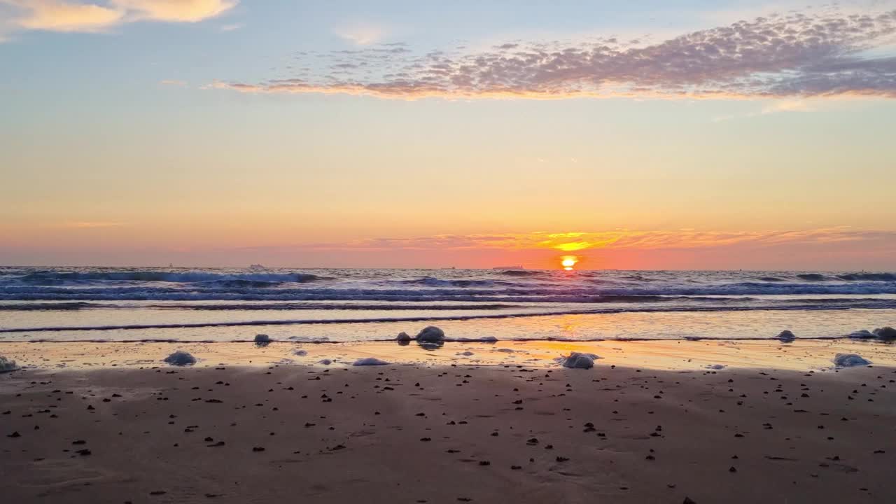 宁静的日落在宁静的海洋海滩与温柔的海浪和云彩在充满活力的天空视频下载