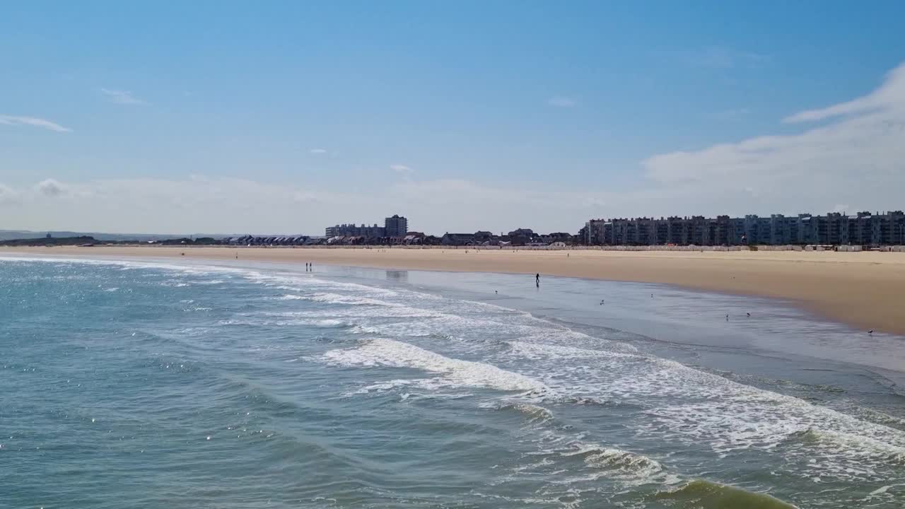 有海浪和海岸建筑的暑假海滩景观-理想的旅行和旅游设计视频素材