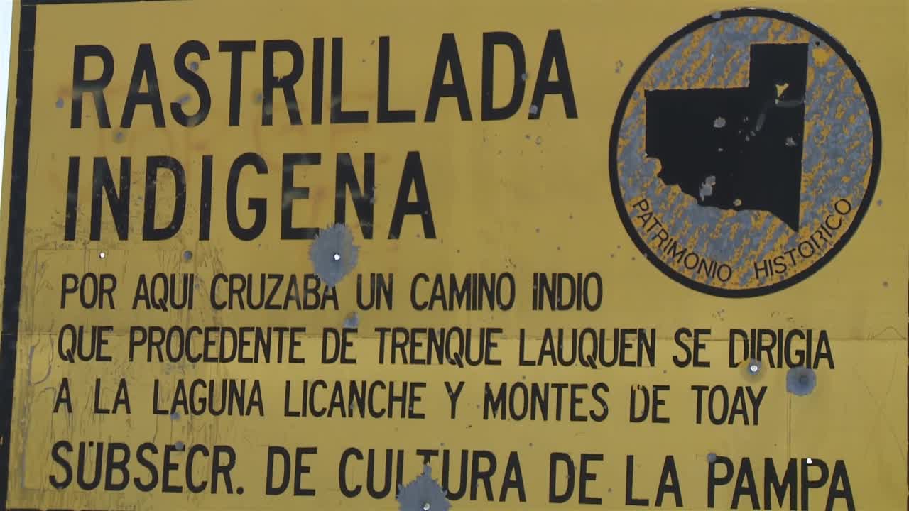 阿根廷拉潘帕省，被破坏的路标上有弹孔，标志着“土著小径”。特写镜头。视频下载
