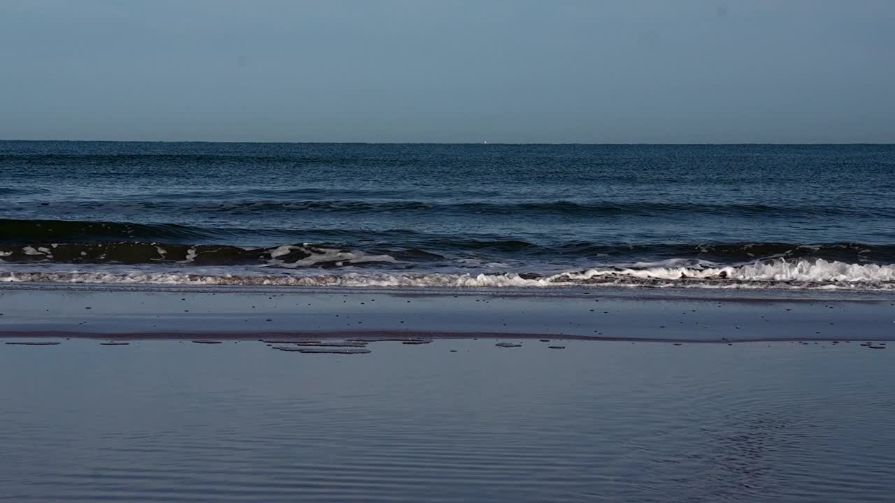 退潮时的波浪。视频素材